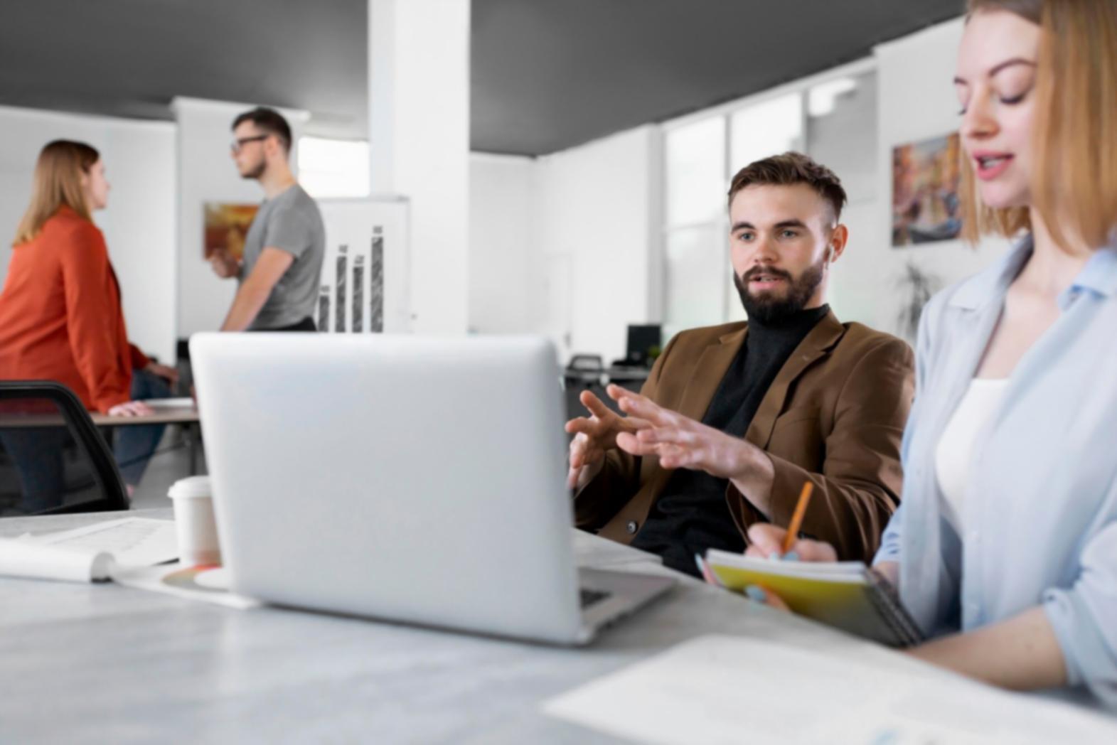 Teilnehmer bei einer interaktiven Finanzplanungs-Session